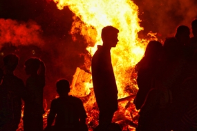 火灾现场人物摄影图片